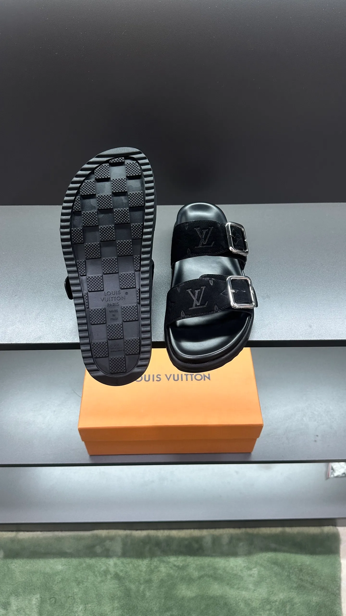 P340 🔍LV Men's Spring and Summer Slippers Counter Synchronization. The uppers are imported cowhide fabrics from Italy, with logo graphics and high-quality craftsmanship. Soles: original soles specially provided by the original factory. Exclusive movable molded soles are super comfortable. Original factory follow-up orders. 🔍🔍High quality. You can enter and leave the counter at will. Welcome to compare. Code number 38-45 No. 058